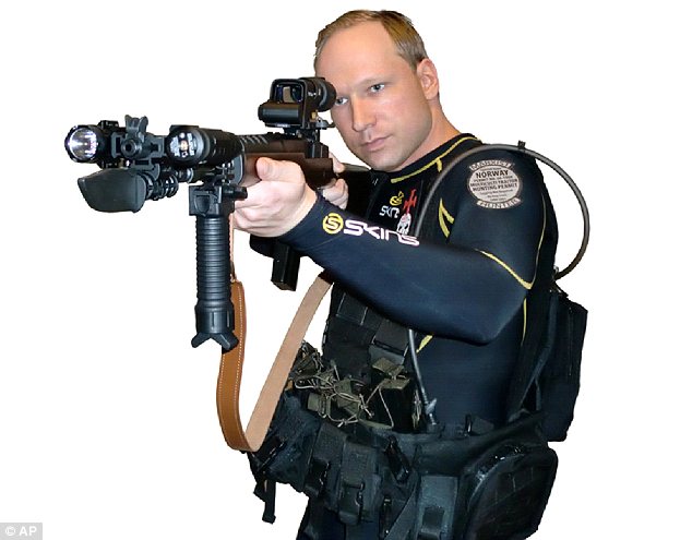 Breivik mit Waffe