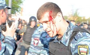 Demonstrationen in Moskau - verletzter Polizist
