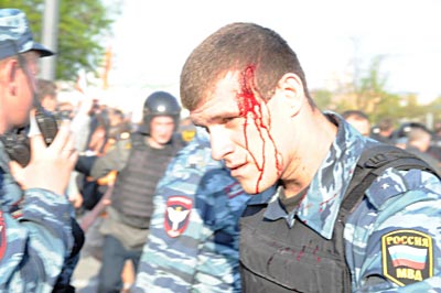 Demonstrationen in Moskau - verletzter Polizist