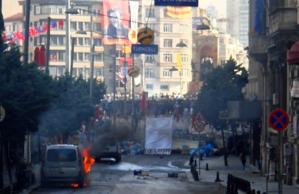 In paramilitärischer MAnier rückt die Polizei an 11.6.2013