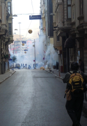Mit Tränengas rückt die Polizei in Istanbul vor, 11.6.2013