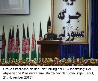 Hamid Karzai vor der Loya Jirga