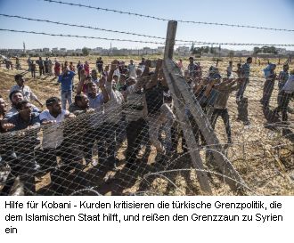 Aktivisten reißen den Grenzzauhn ein 