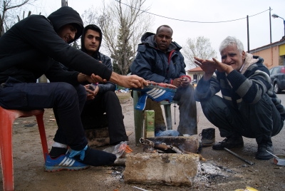 Wärmen am Feuer: Rechts im Bild der 50-jährige Ali, ehemals Polizist in Somalia