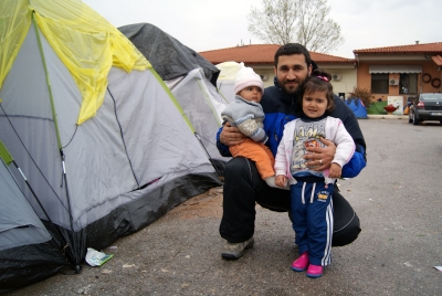 Der 34-jährige Fatih aus dem syrischen Aleppo mit seinen beiden Kindern