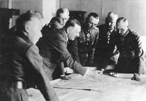 Adolf Hitler im Kreis hoher Militärs bei einer Lagebesprechnung im Hauptquartier der Heeresgruppe Süd in Poltawa. © Bundesarchiv