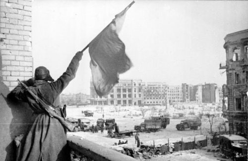Bundesarchiv_Bild_183-W0506-316,_Russland,_Kampf_um_Stalingrad,_Siegesflagge