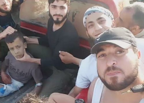 „Moderate“ Terroristen aus den Reihen der „Eroberer Aleppos“ präsentieren ihr Opfer kurz vor dessen Hinrichtung