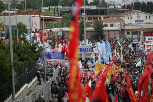 Zwischen Absperrgittern bahnt sich der Protestzug seinen Weg