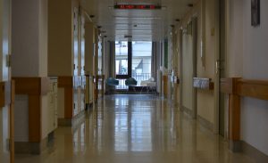 Foto: leerer Flur in einem Krankenhaus