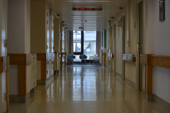 Foto: leerer Flur in einem Krankenhaus