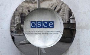 Das Logo der OSZE an der Wiener Hofburg, dem ständigen Sitz der Konferenzen der Organisation, die die Sicherheit und Zusammenarbeit in Europa fördern soll.