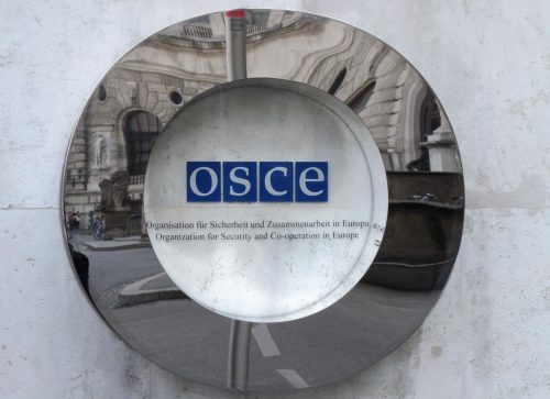 Das Logo der OSZE an der Wiener Hofburg, dem ständigen Sitz der Konferenzen der Organisation, die die Sicherheit und Zusammenarbeit in Europa fördern soll.