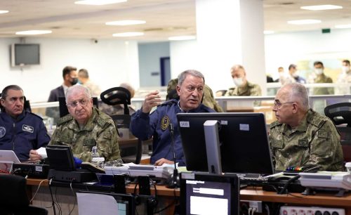 Der türkische Verteidigungsminister Hulusi Akar inmitten seiner Generäle zu Beginn des Angriffskriegs.