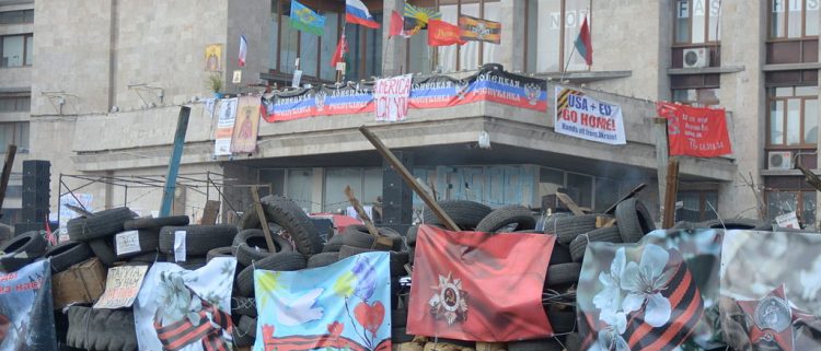 Proteste gegen den Putsch in Kiew in Donezk im April 2014