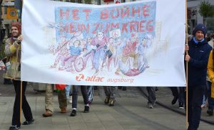 Aber was ist mit den Opfern: Wer nicht ohne sofort Putin zu verurteiln gegen den Krieg protestiert, wie viele Ostermarschierer 2022 (Foto: Augusburg) wird schnell mit dem Vorwurf des Whataboutism ("was ist mit...") konfrontiert.