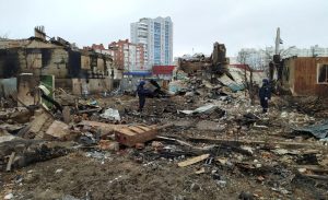 Aufräumarbeiten in Tschernihiw am 9. März nach dem mutmaßlichen Absturz eines russischen Bombers vom Typ Suchoi Su-34