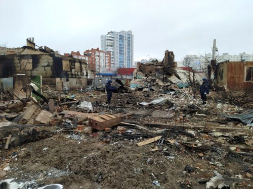 Aufräumarbeiten in Tschernihiw am 9. März nach dem mutmaßlichen Absturz eines russischen Bombers vom Typ Suchoi Su-34