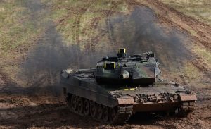 Begehrter Panzer: Der Leopard 2 der Bundeswehr braucht im Gelände bis zu 530 Liter Diesel -- für 100 Kilometer.