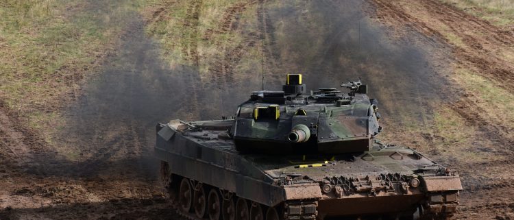 Begehrter Panzer: Der Leopard 2 der Bundeswehr braucht im Gelände bis zu 530 Liter Diesel -- für 100 Kilometer.