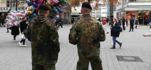 2021-11-18 Georgstraße Ecke Große Packhofstraße in Hannover, Soldaten der Bundeswehr beim Spendensammeln für den Volksbund deutsche Kriegsgräberfürsorge