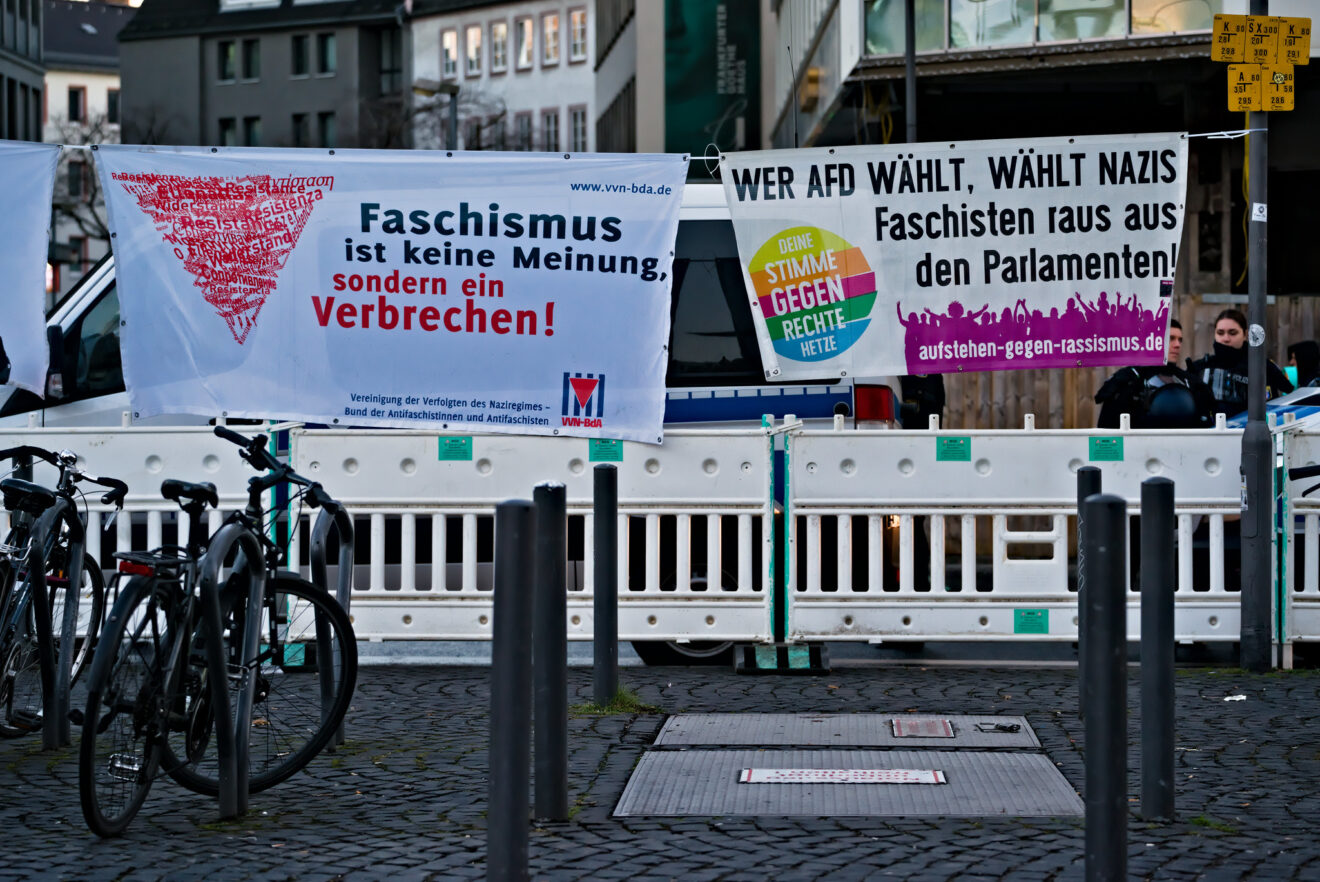 Kriegsvorbereitung, Faschismusgefahr und Demokratiefrage