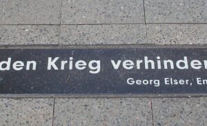 Schriftzug "Ich habe den Krieg verhindern wollen", auf einer Fliese im Boden eingelassen.