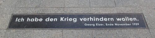 Schriftzug "Ich habe den Krieg verhindern wollen", auf einer Fliese im Boden eingelassen.