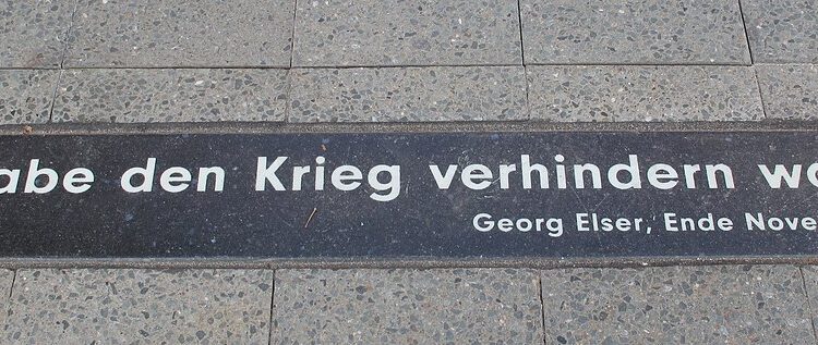 Schriftzug "Ich habe den Krieg verhindern wollen", auf einer Fliese im Boden eingelassen.