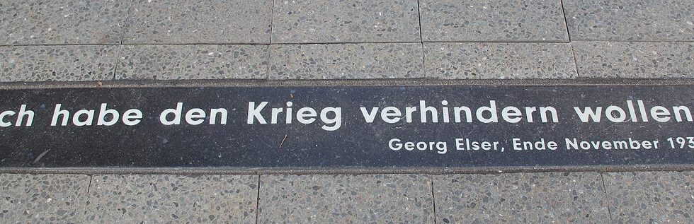 Schriftzug "Ich habe den Krieg verhindern wollen", auf einer Fliese im Boden eingelassen.