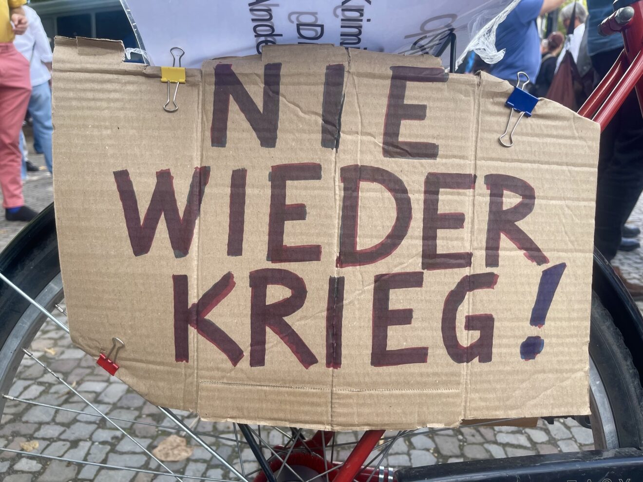 ＂Die Menschen wollen Frieden und die Presse hetzt für den Krieg＂